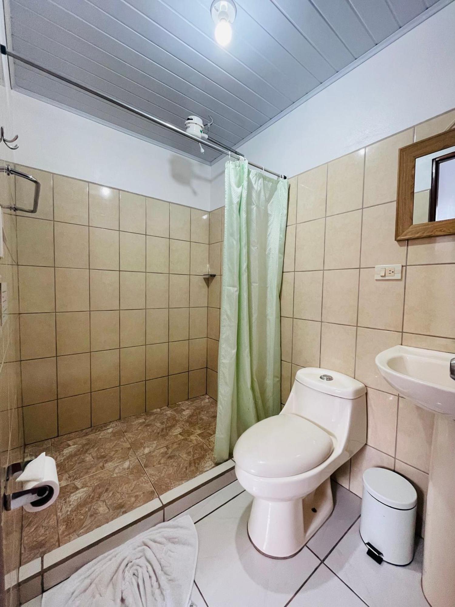 Cabinas Nuestra Kasa Monteverde Exterior foto